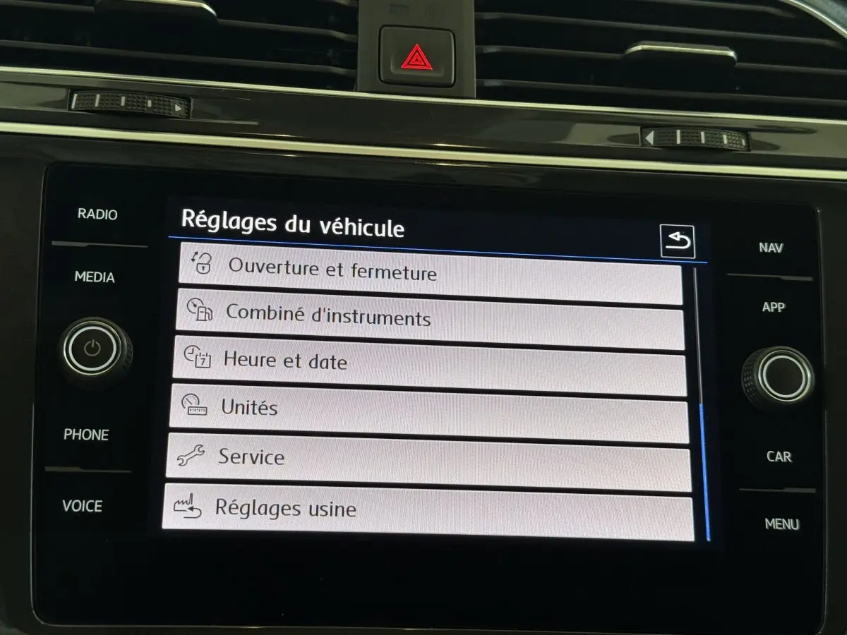 Écran tactile du système de navigation du Volkswagen Tiguan 2020 affichant les réglages du véhicule.