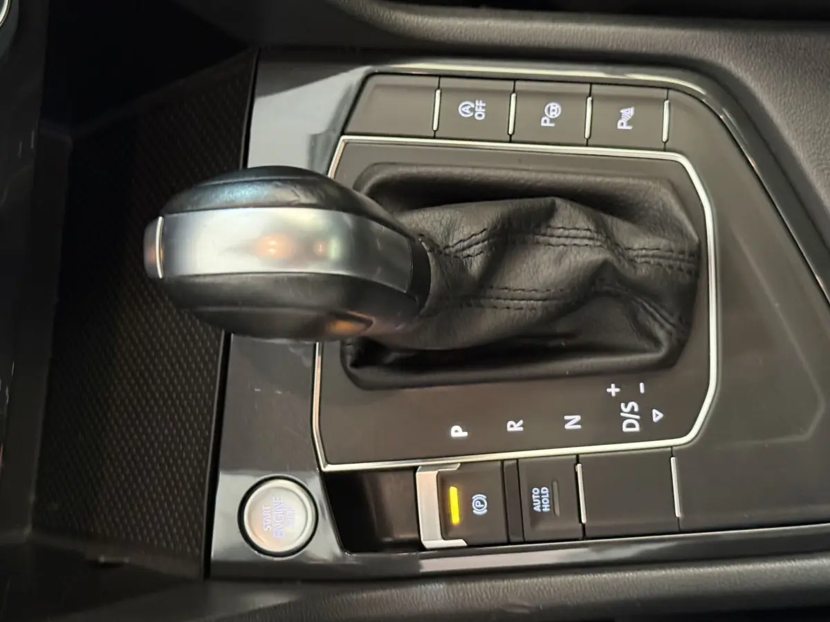 Gros plan sur la console centrale du Volkswagen Tiguan 2020, montrant le levier de vitesse automatique en cuir noir et les boutons de contrôle.