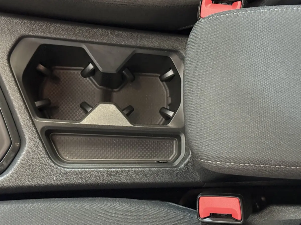 Gros plan sur les porte-gobelets et accoudoir central en tissu gris du Volkswagen Tiguan 2.0 TDI 150 DSG7 Confortline Business.