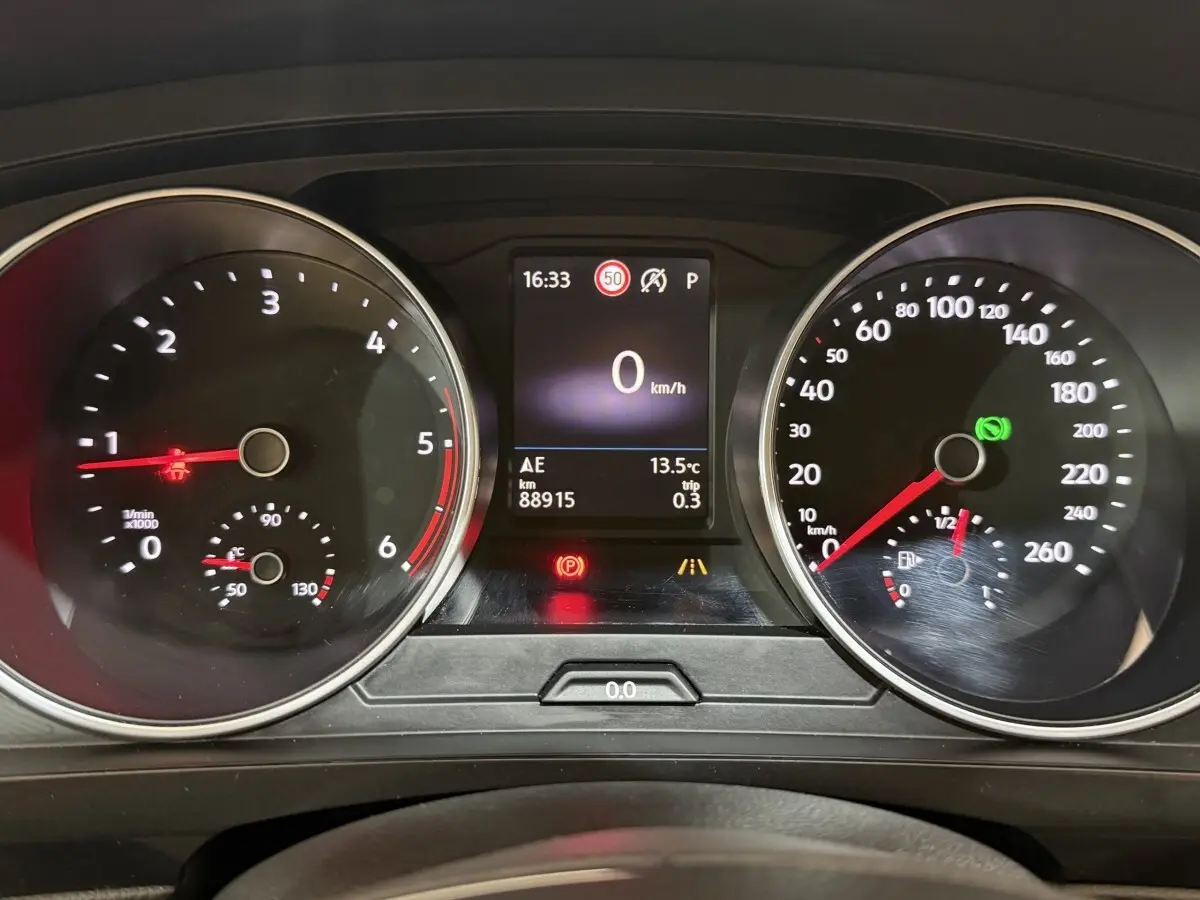 Vue rapprochée du tableau de bord du Volkswagen Tiguan 2020, affichage digital et compteurs analogiques.