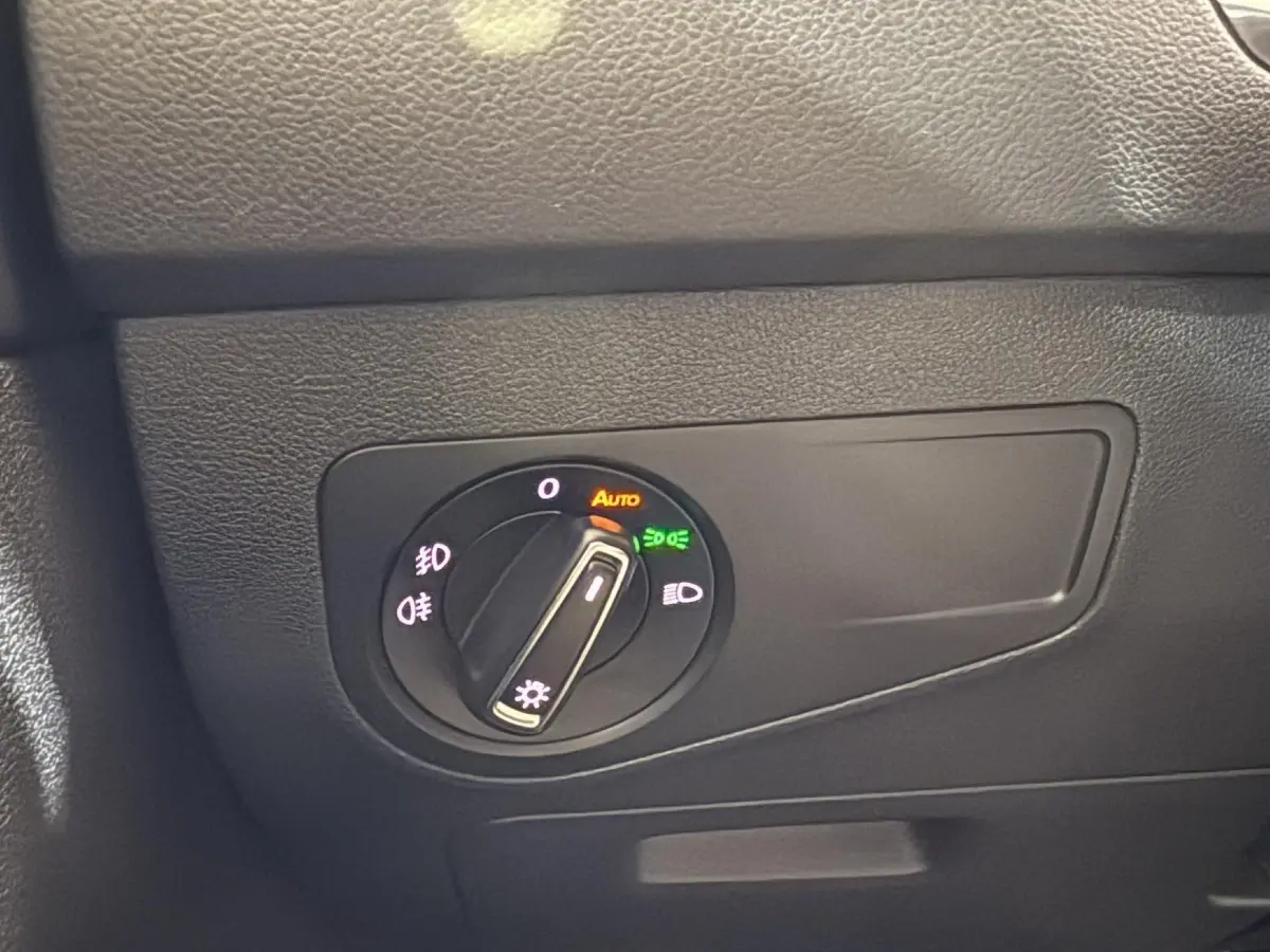 Gros plan sur la commande des phares du Volkswagen Tiguan 2020, bouton rotatif en position automatique.