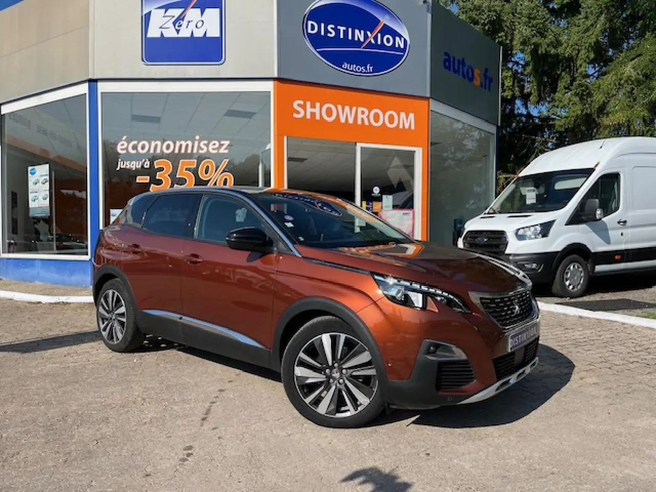 Peugeot 3008 cuivre métallisé en 3/4 avant droit devant un showroom avec un fourgon blanc en arrière-plan.