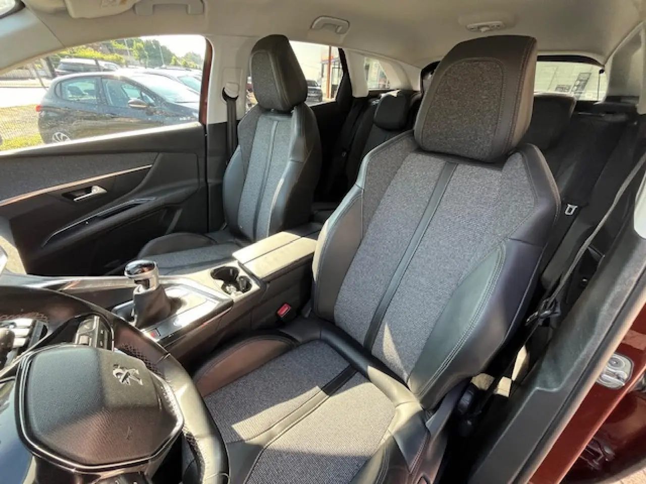 Intérieur du Peugeot 3008 2016 en Metallic Copper, vue côté conducteur sur sièges tissu et cuir bicolore.