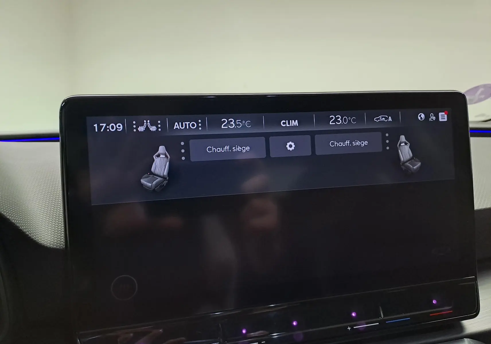 Écran tactile intérieur de la CUPRA Leon 2023 affichant les réglages de chauffage des sièges et la climatisation.
