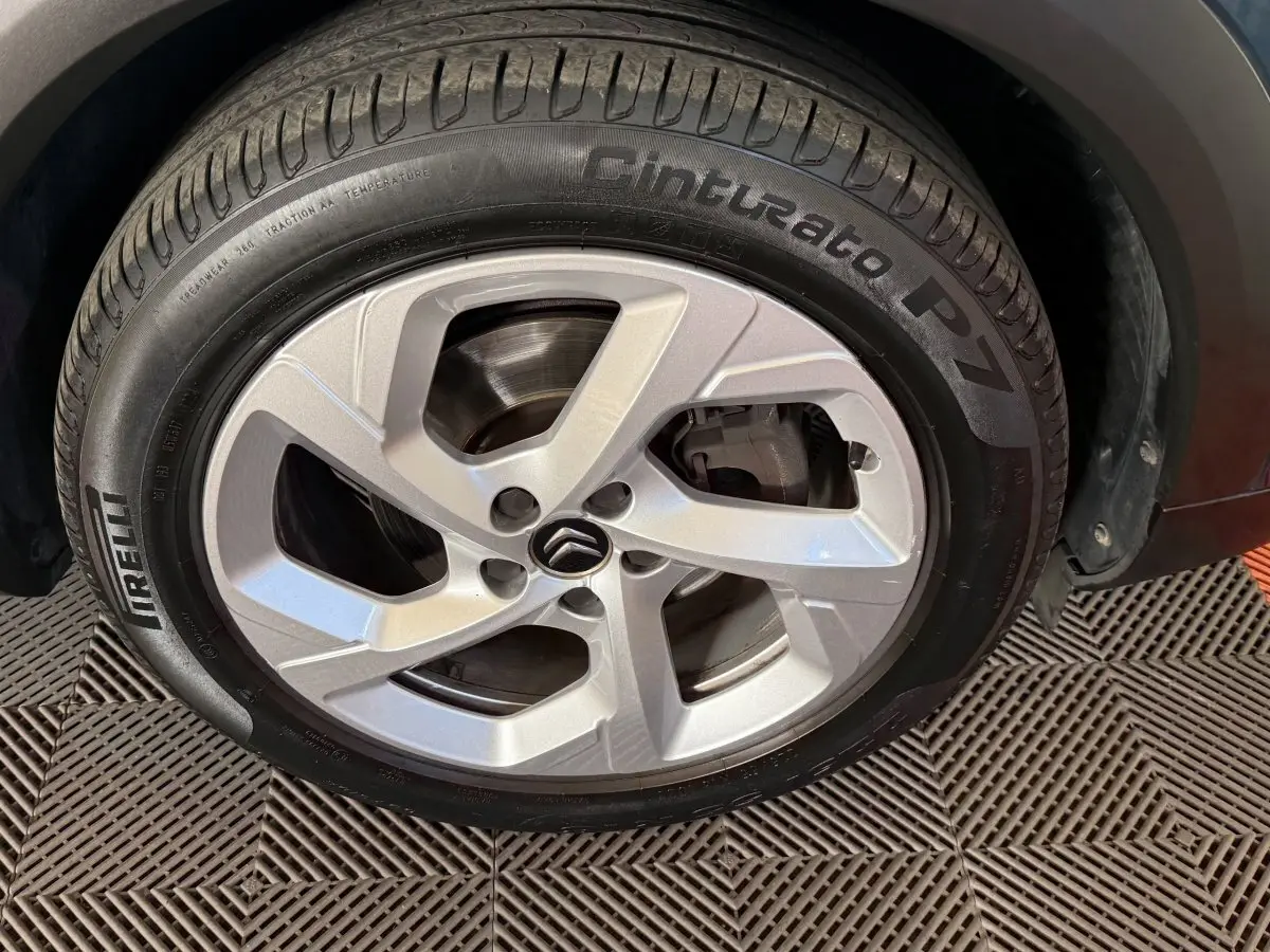 Gros plan sur la roue avant droite du Citroën C5 Aircross bleu avec jante alliage et pneu Pirelli Cinturato P7.