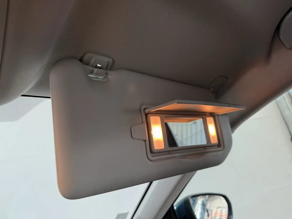 Détail intérieur montrant le pare-soleil beige avec miroir éclairé côté conducteur du Citroën C5 Aircross 2021.