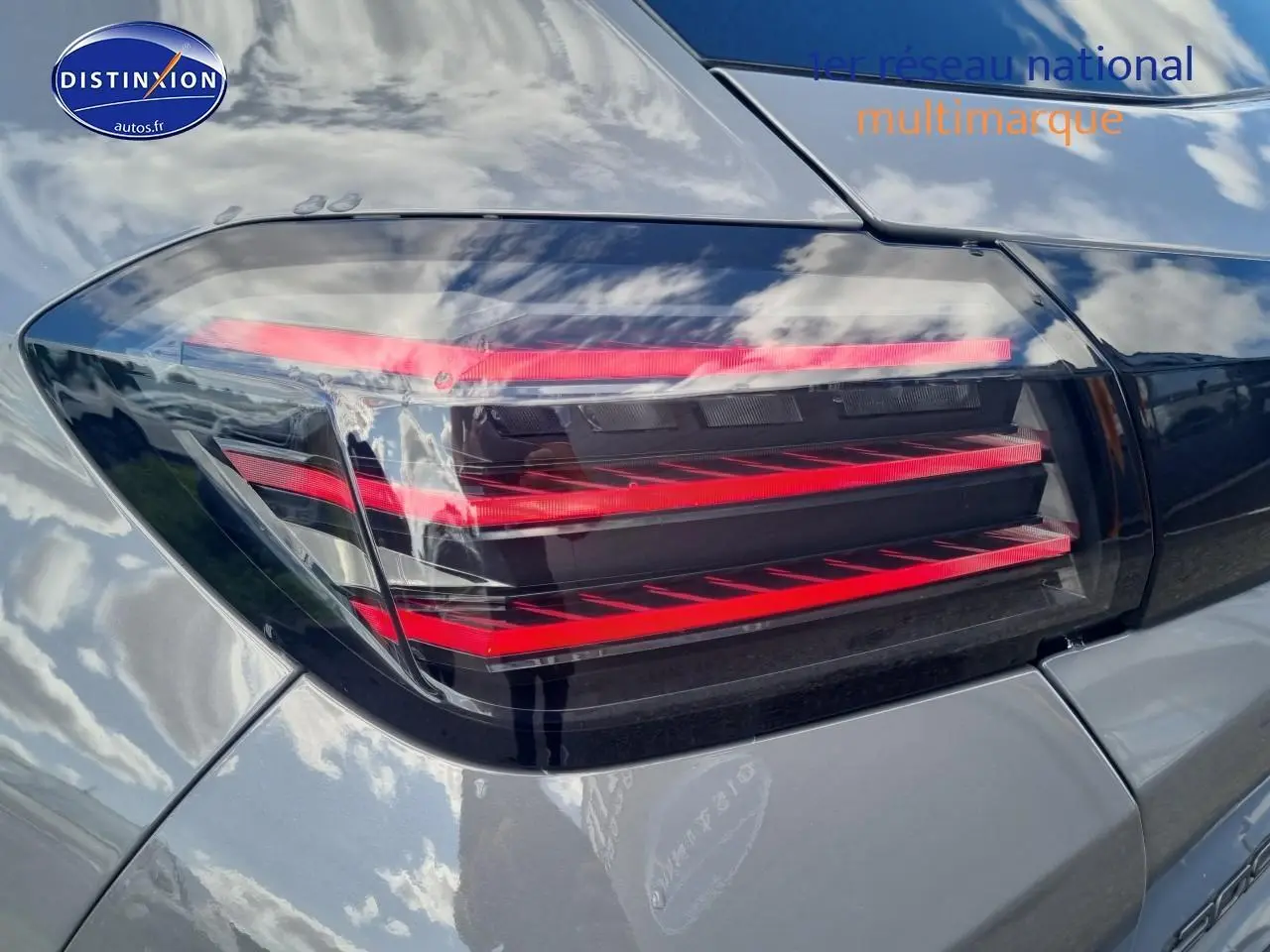 Gros plan sur le feu arrière droit rouge d'une Peugeot 208 gris métallisé 2025, soulignant son design moderne.