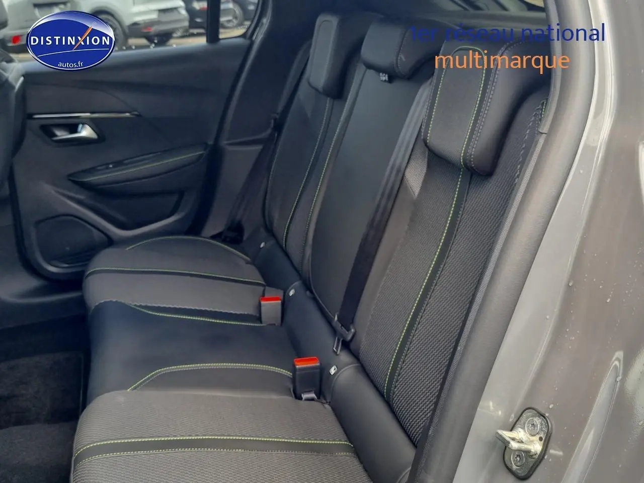 Vue côté droit de la banquette arrière gris foncé avec surpiqûres vertes d'une Peugeot 208 1.2 hybrid 136 GT 2025