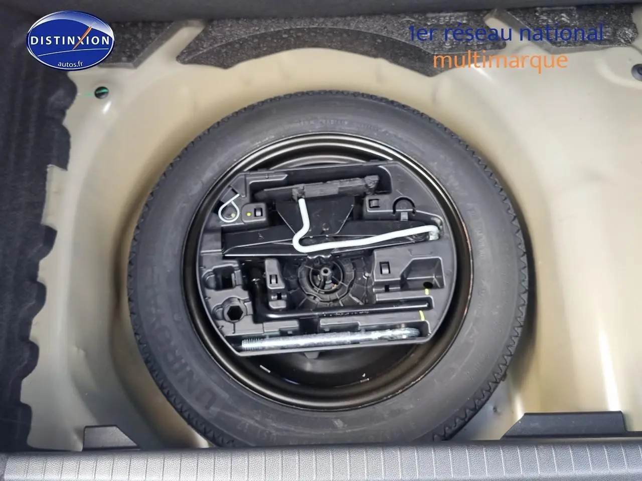 Roue de secours avec outils de bord dans le coffre d'une Peugeot 208 gris 1.2 hybrid 136 GT e-DCS6.