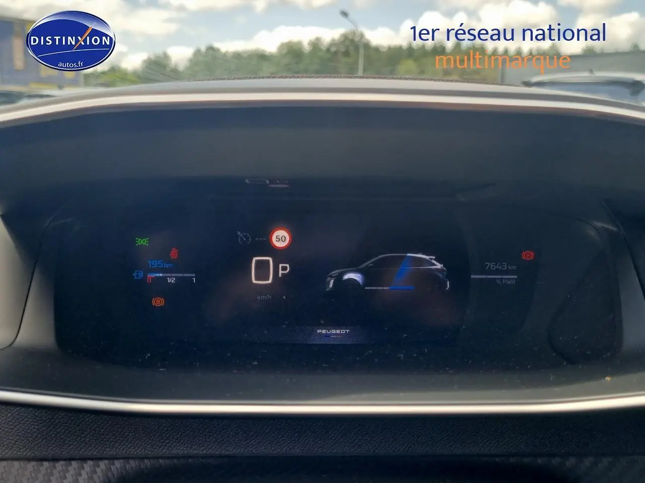 Tableau de bord numérique du Peugeot 208 1.2 hybrid 136 GT affichant vitesse, autonomie et silhouette du véhicule en profil.