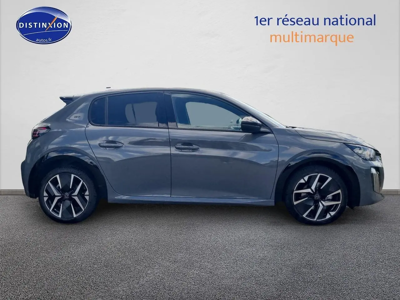 Profil côté gauche d'une Peugeot 208 gris 2025 avec jantes alu 17 pouces et vitres teintées.