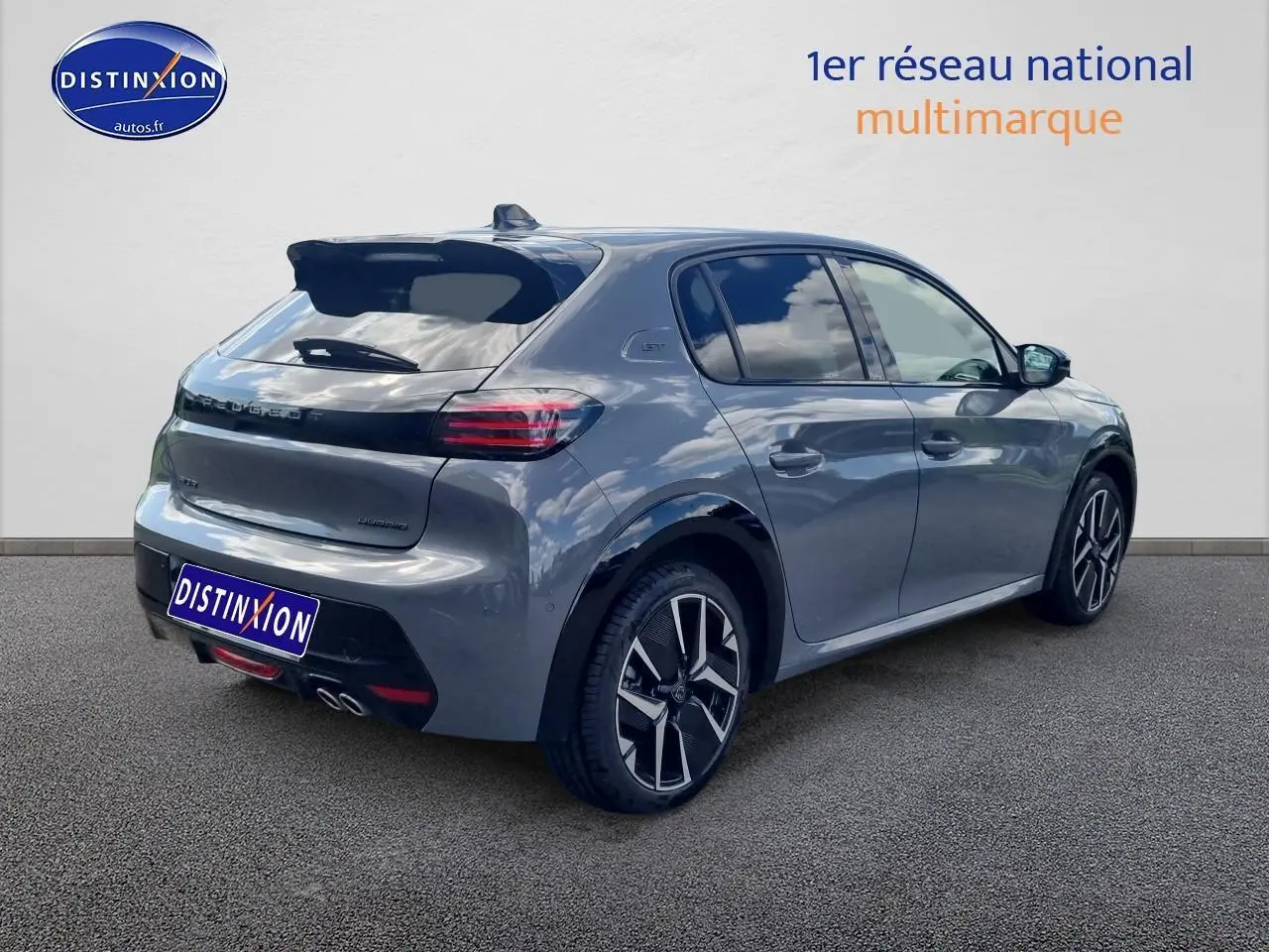 Peugeot 208 gris en 3/4 arrière droit, jantes alu noires et feux arrière LED distinctifs visibles.