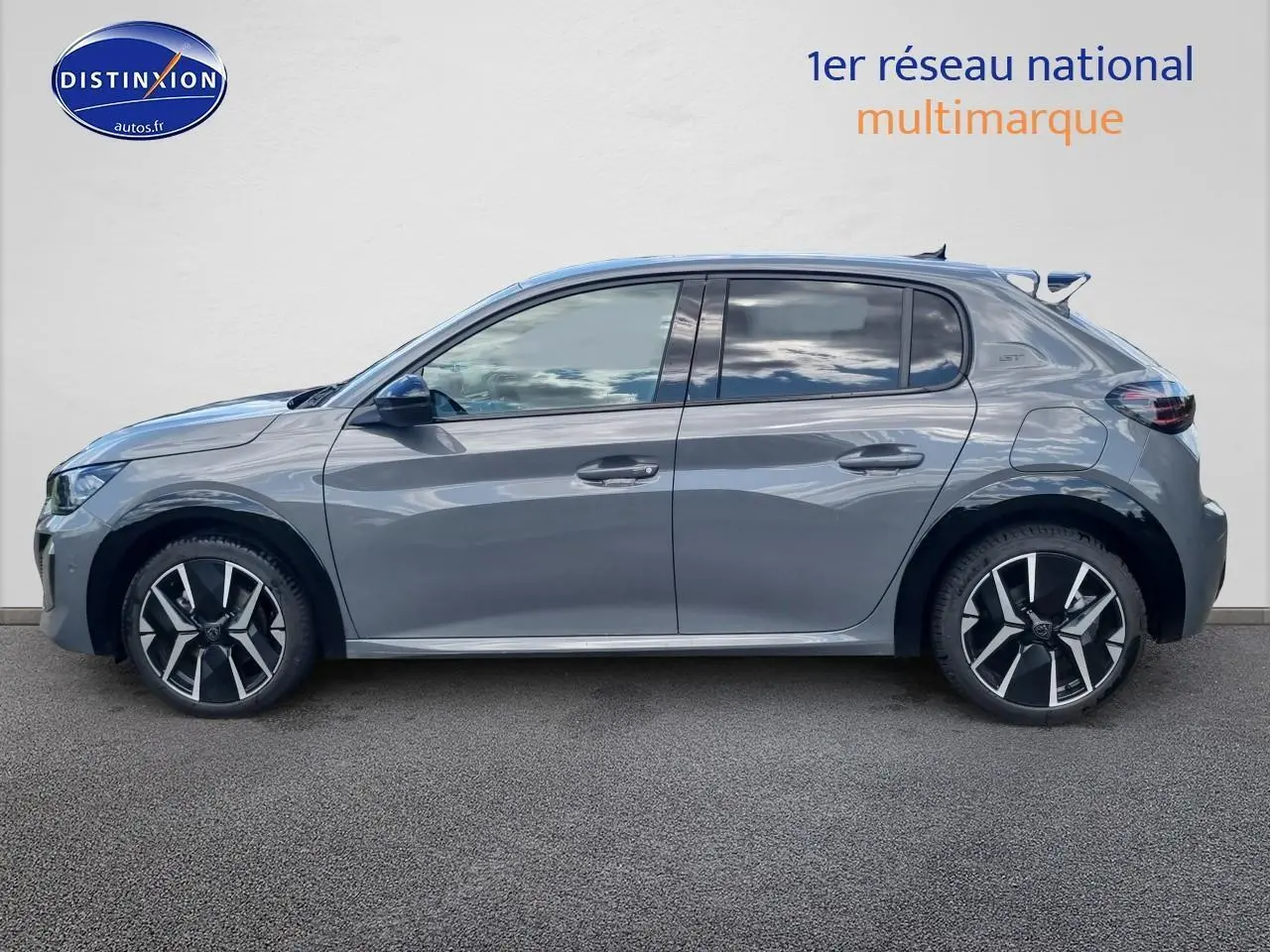 Profil côté gauche d'une Peugeot 208 gris 2025 avec jantes alu noires et toit avec aileron arrière.