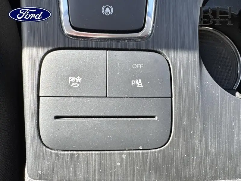 Gros plan sur les commandes de stationnement et assistance au freinage du Ford Kuga 2022, finition Titanium gris métallisé.