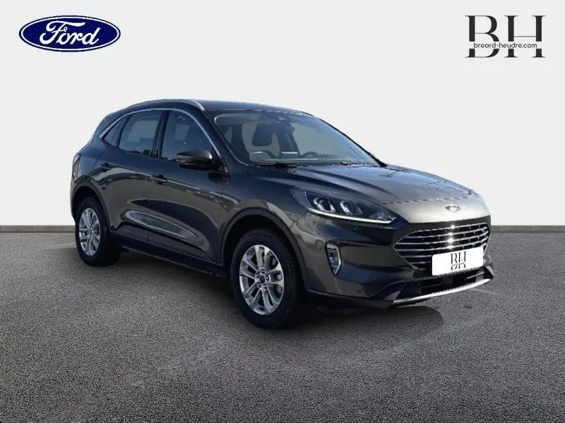 Ford Kuga 2022 gris Magnetic métallisé vu en 3/4 avant droit avec calandre large et jantes alu.