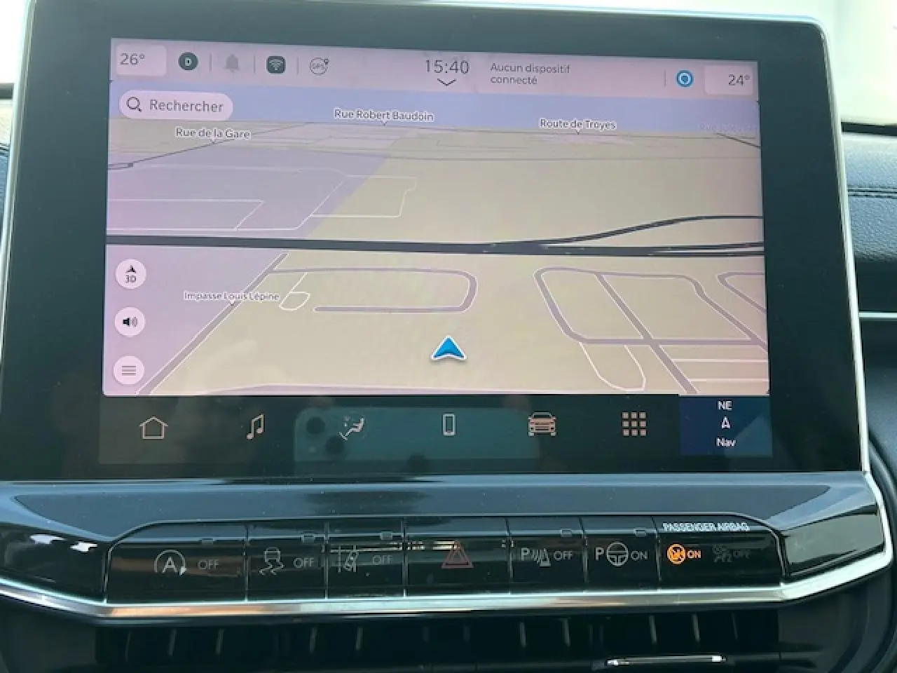 Écran tactile de navigation du Jeep Compass 2021 en plan rapproché, avec commandes et affichage clair.