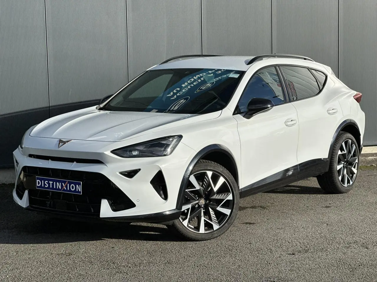 Vue 3/4 avant d'un CUPRA Formentor blanc Neige avec jantes alliage 19'' Sandstorm et détails noirs contrastants.