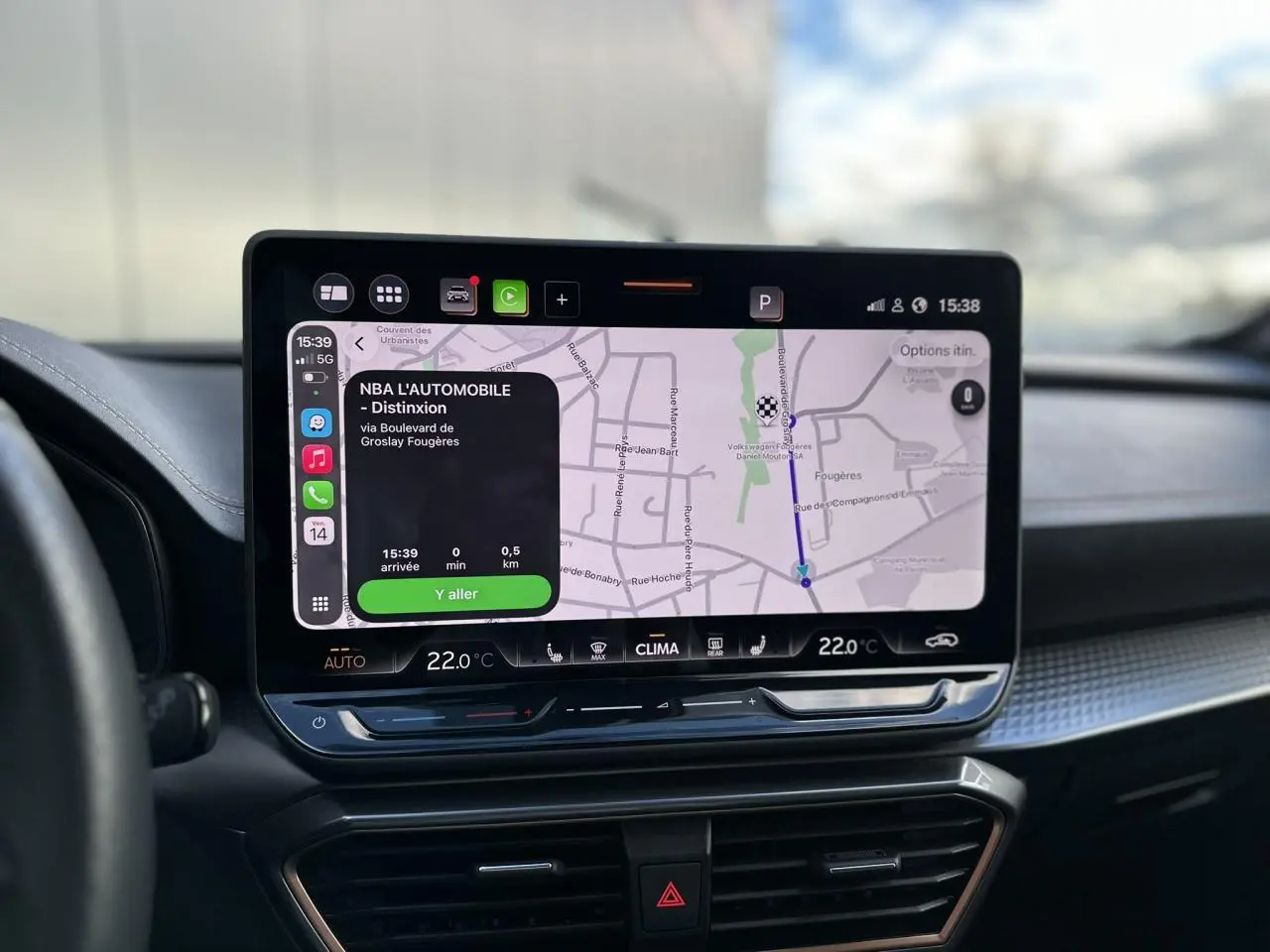 Écran tactile HD 12,9'' affichant la navigation dans l'habitacle noir du CUPRA Formentor Blanc Neige 2025