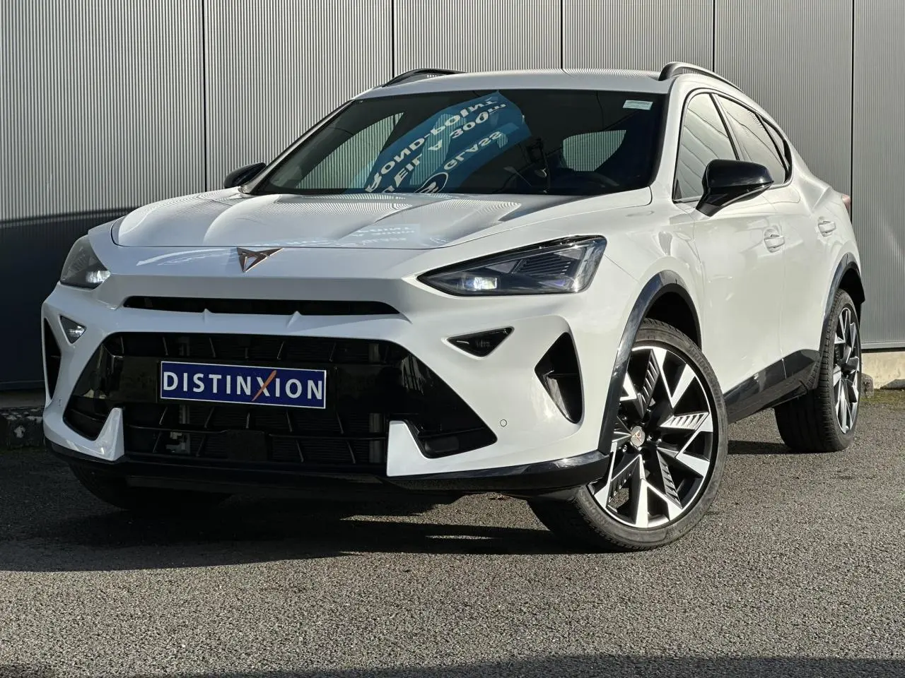 Vue 3/4 avant droite d'un CUPRA Formentor blanc Neige avec jantes alliage 19'' Sandstorm et signature lumineuse Tri-LED.