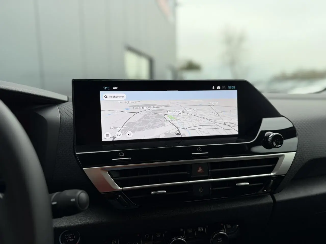 Vue intérieure centrée sur l’écran tactile GPS 10 pouces du tableau de bord de la Citroën C4 2025.