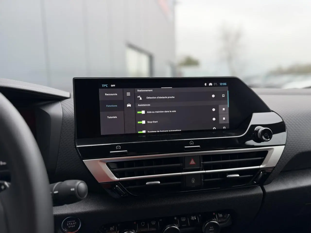 Tableau de bord de Citroën C4 2025 avec écran tactile central affichant les aides à la conduite, vue intérieure frontale.