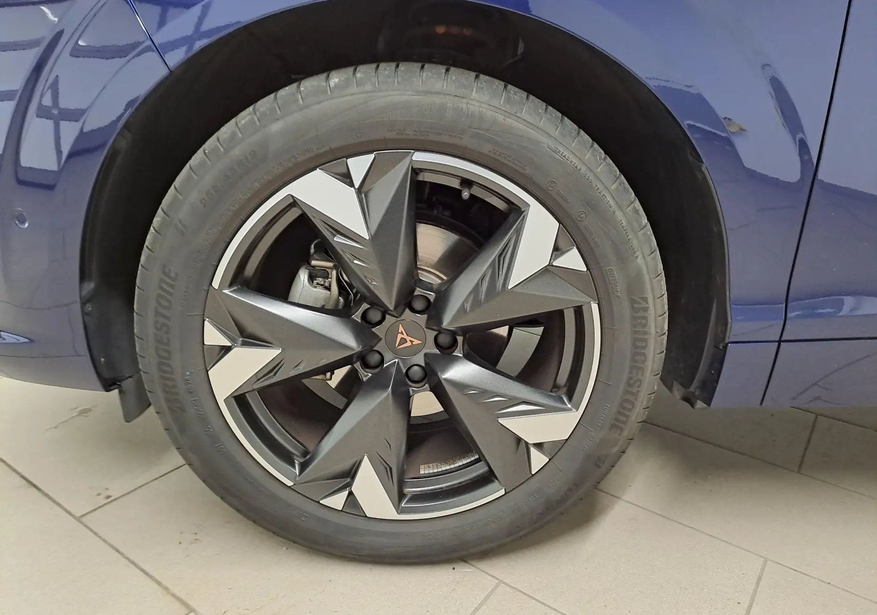 Gros plan sur la jante 19'' Spectrum usinée du côté gauche d'une CUPRA TERRAMAR Bleu Cosmos 2025.