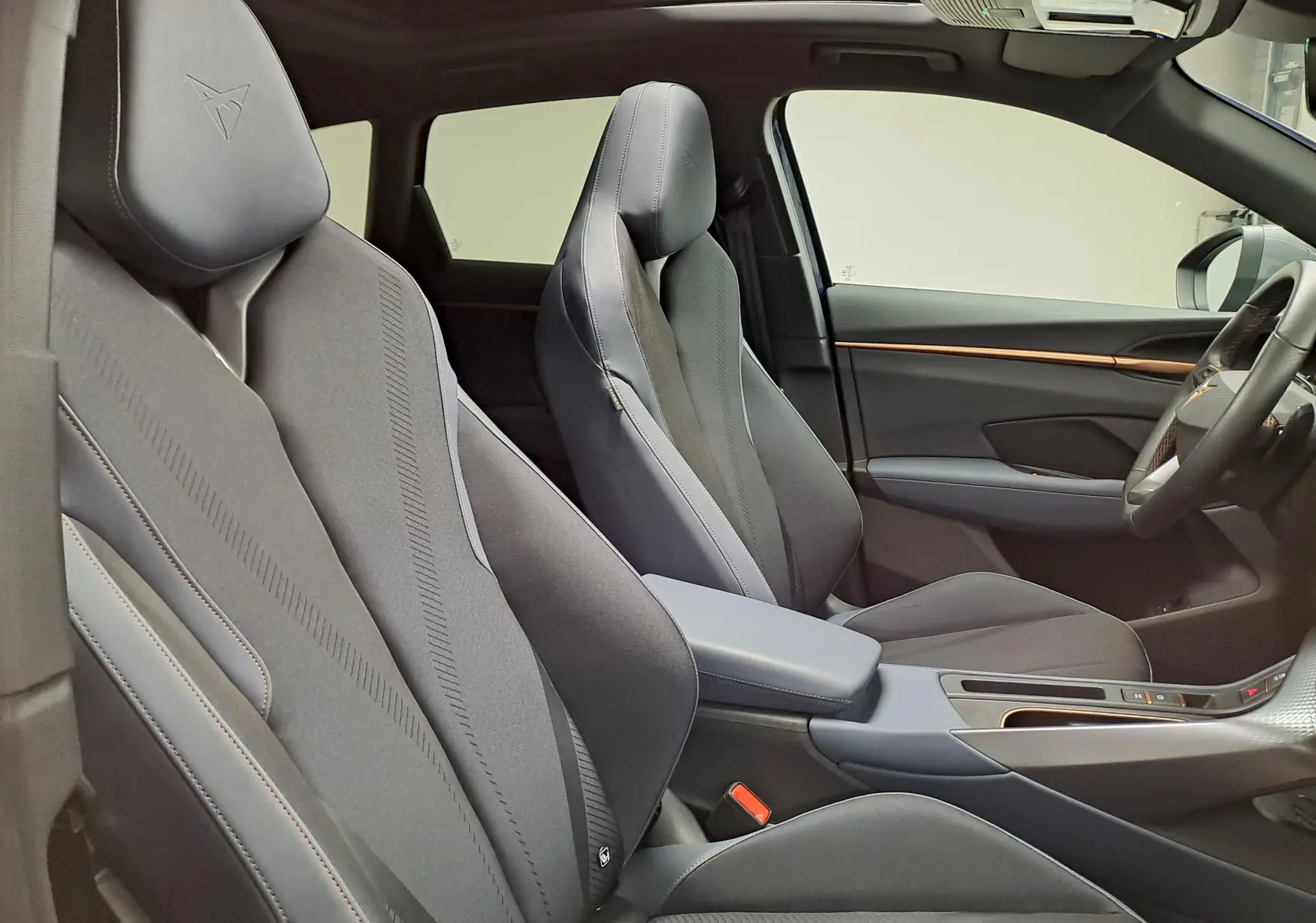 Vue intérieure côté droit des sièges avant noirs du CUPRA TERRAMAR 2025 avec détails cuir et logo sur appuie-tête.