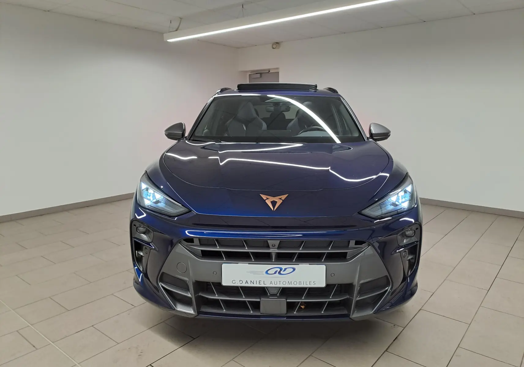 Vue avant du CUPRA TERRAMAR 2025 bleu Cosmos avec toit ouvrant panoramique et jantes 19'' Spectrum visibles.