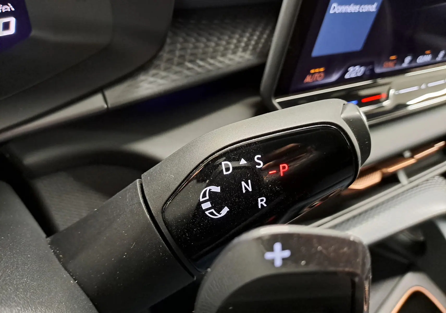 Gros plan sur le sélecteur de vitesses automatique du CUPRA TERRAMAR 2025, affichant la position P en rouge.