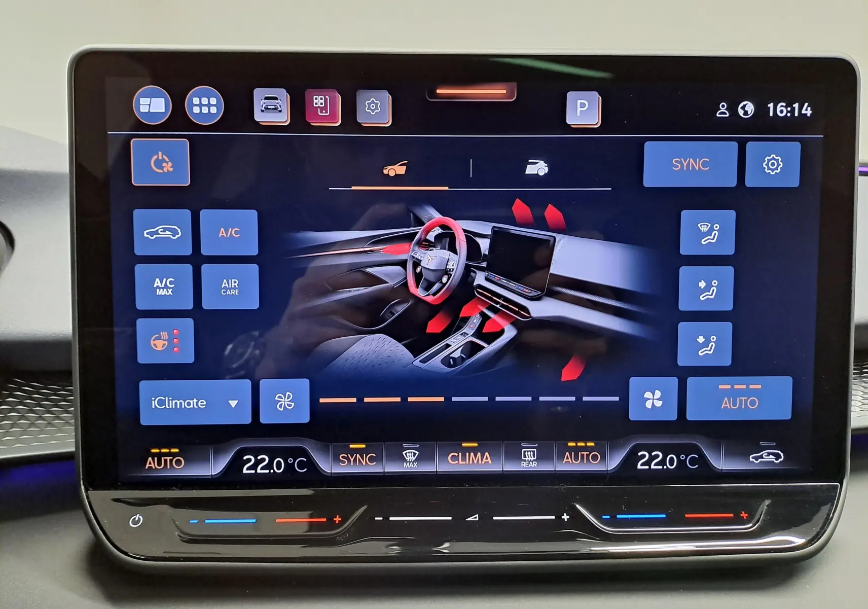 Écran tactile du système de climatisation du CUPRA TERRAMAR 2025 affichant les réglages intérieurs.