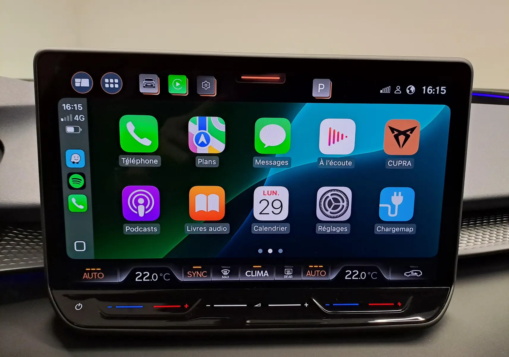 Écran tactile central du tableau de bord de la CUPRA TERRAMAR 2025 avec interface connectée et commandes climatisation.