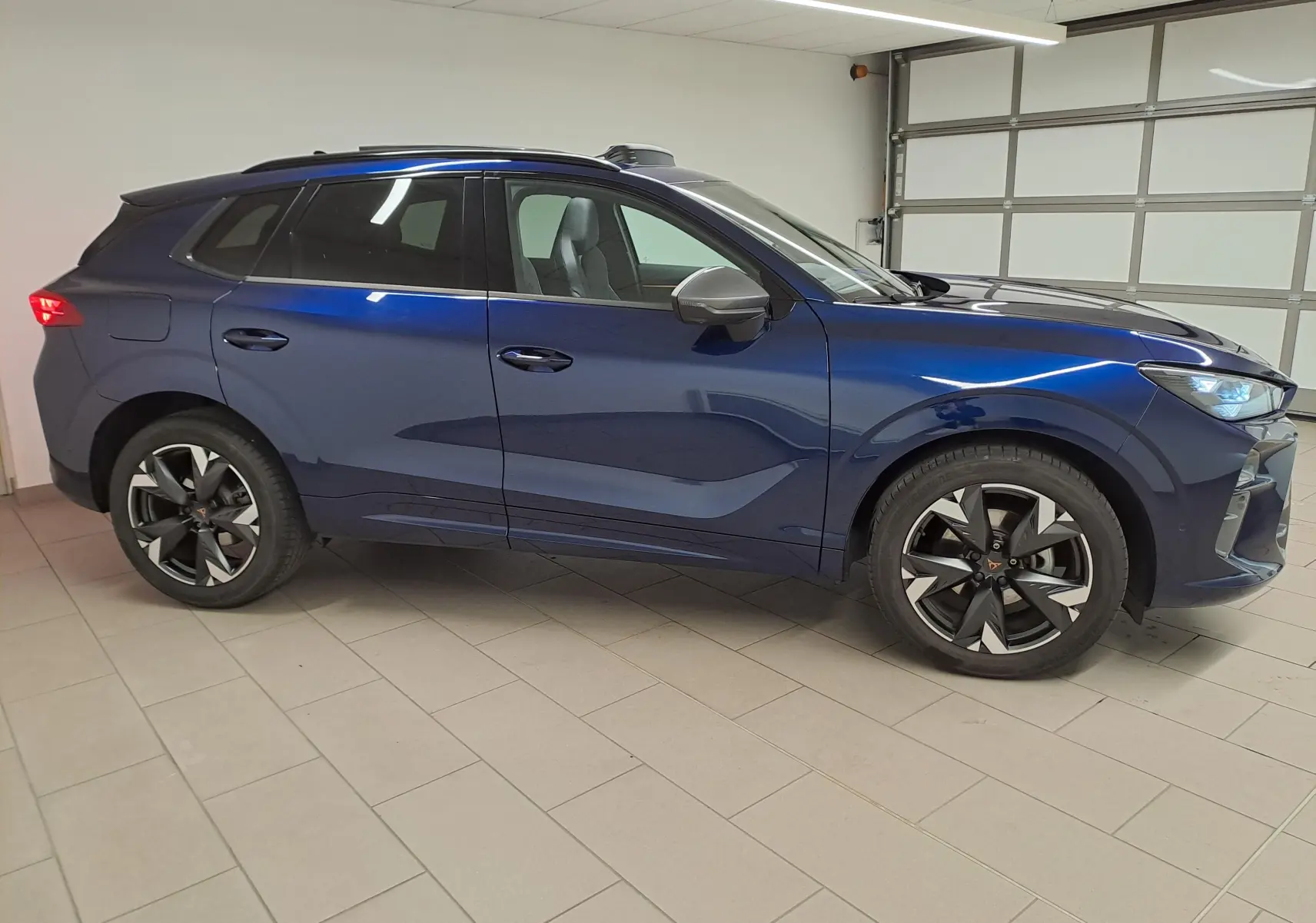 Vue de profil côté gauche du CUPRA Terramar 2025 bleu Cosmos avec jantes 19'' Spectrum et toit ouvrant panoramique.