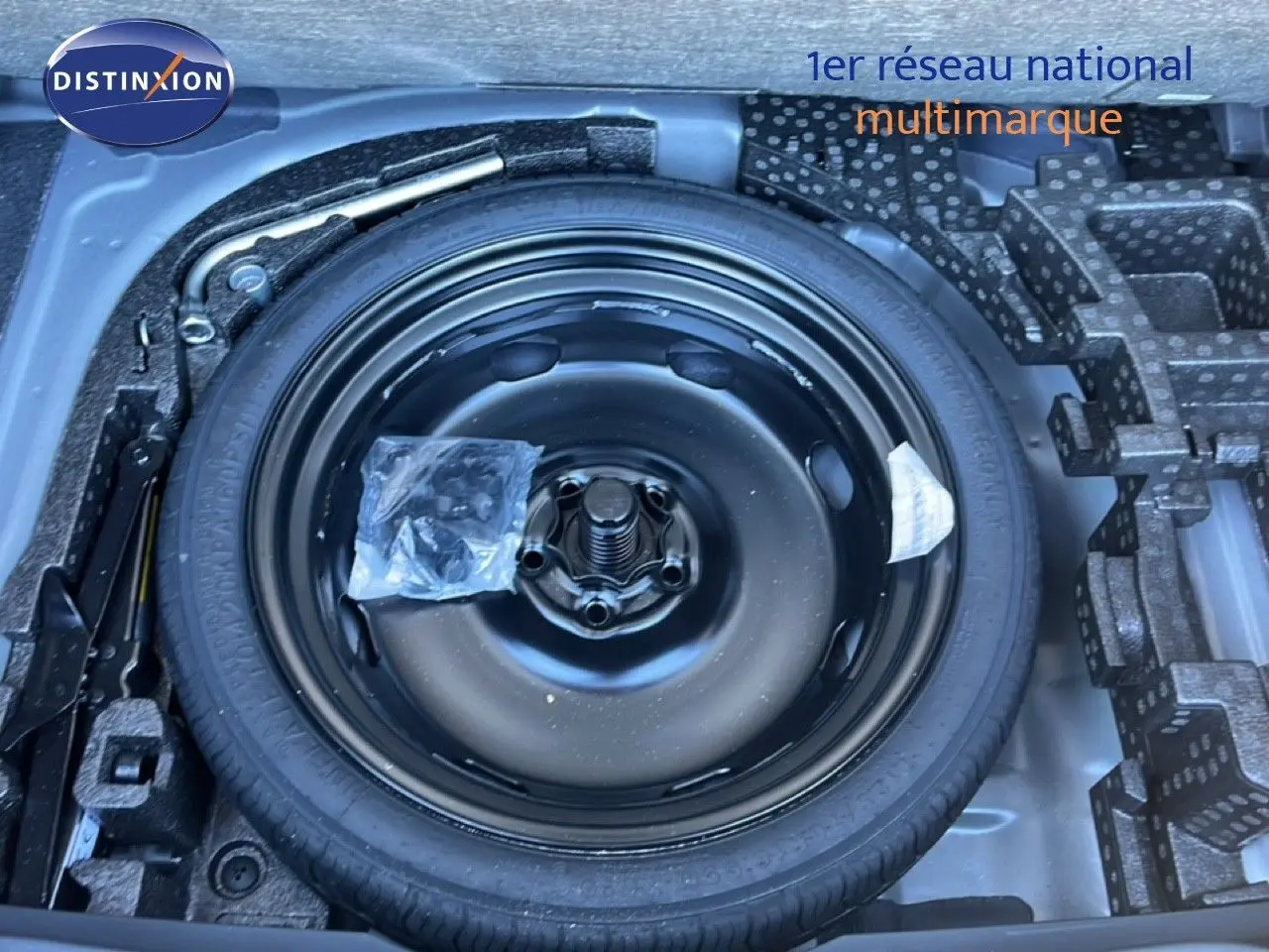 Vue plongeante sur la roue de secours noire dans le coffre d'une CUPRA Formentor gris magnétique 2025.