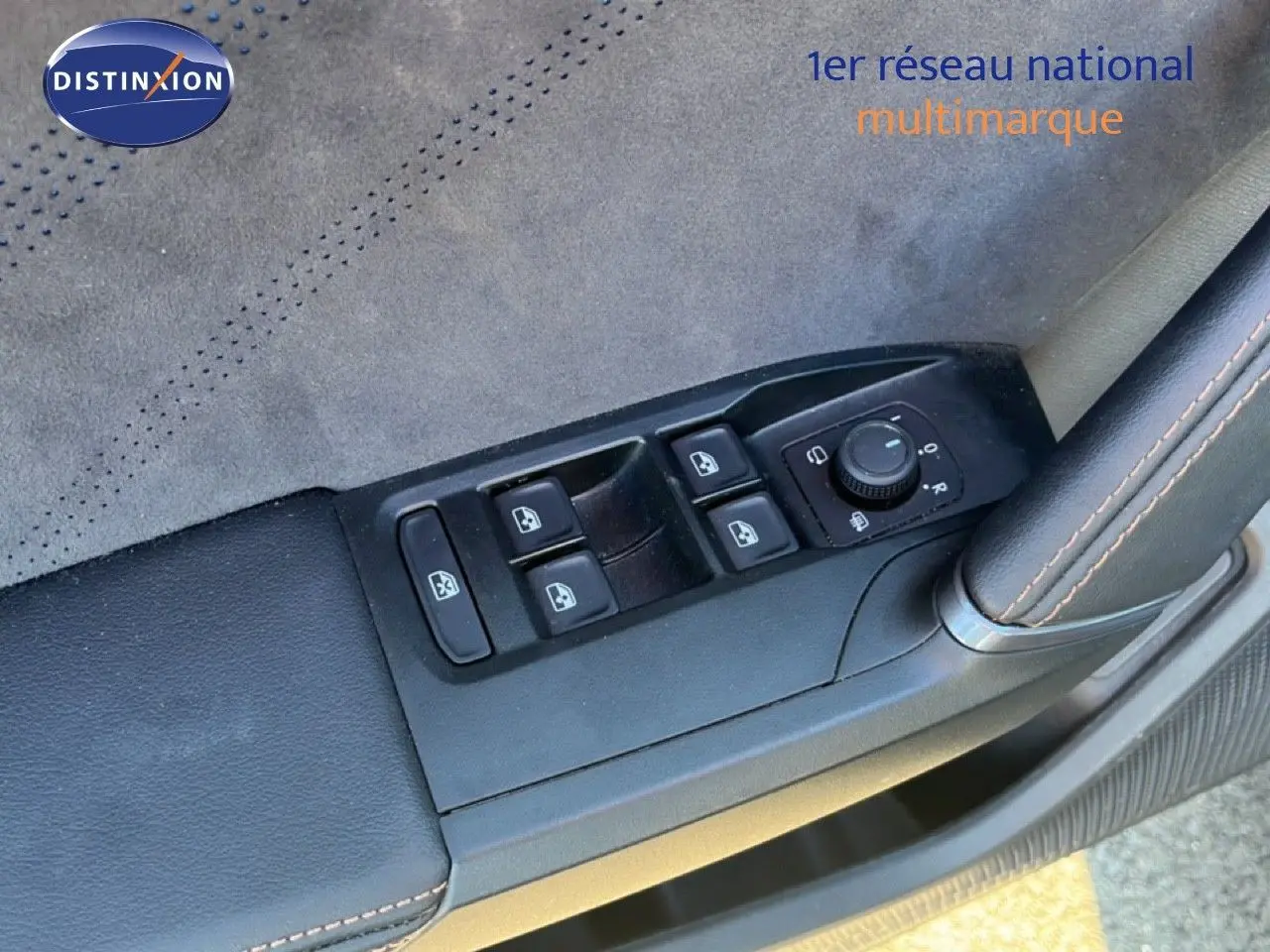 Détail des commandes des vitres et rétroviseurs côté conducteur de la CUPRA Formentor gris magnétique 2025.