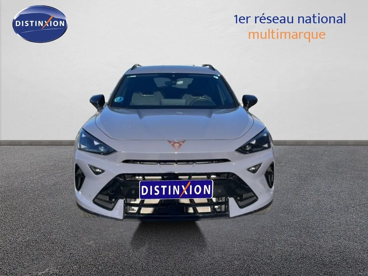 Vue avant d'un CUPRA Formentor gris magnétique métal 2025 avec calandre noire et logo cuivré visible.