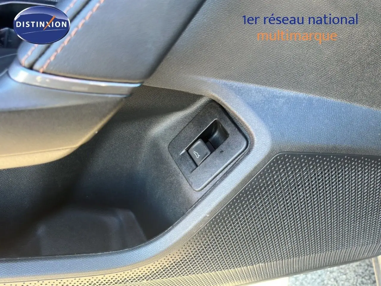 Détail de la commande d'ouverture du coffre sur la porte intérieure noire du CUPRA Formentor gris magentique 2025.