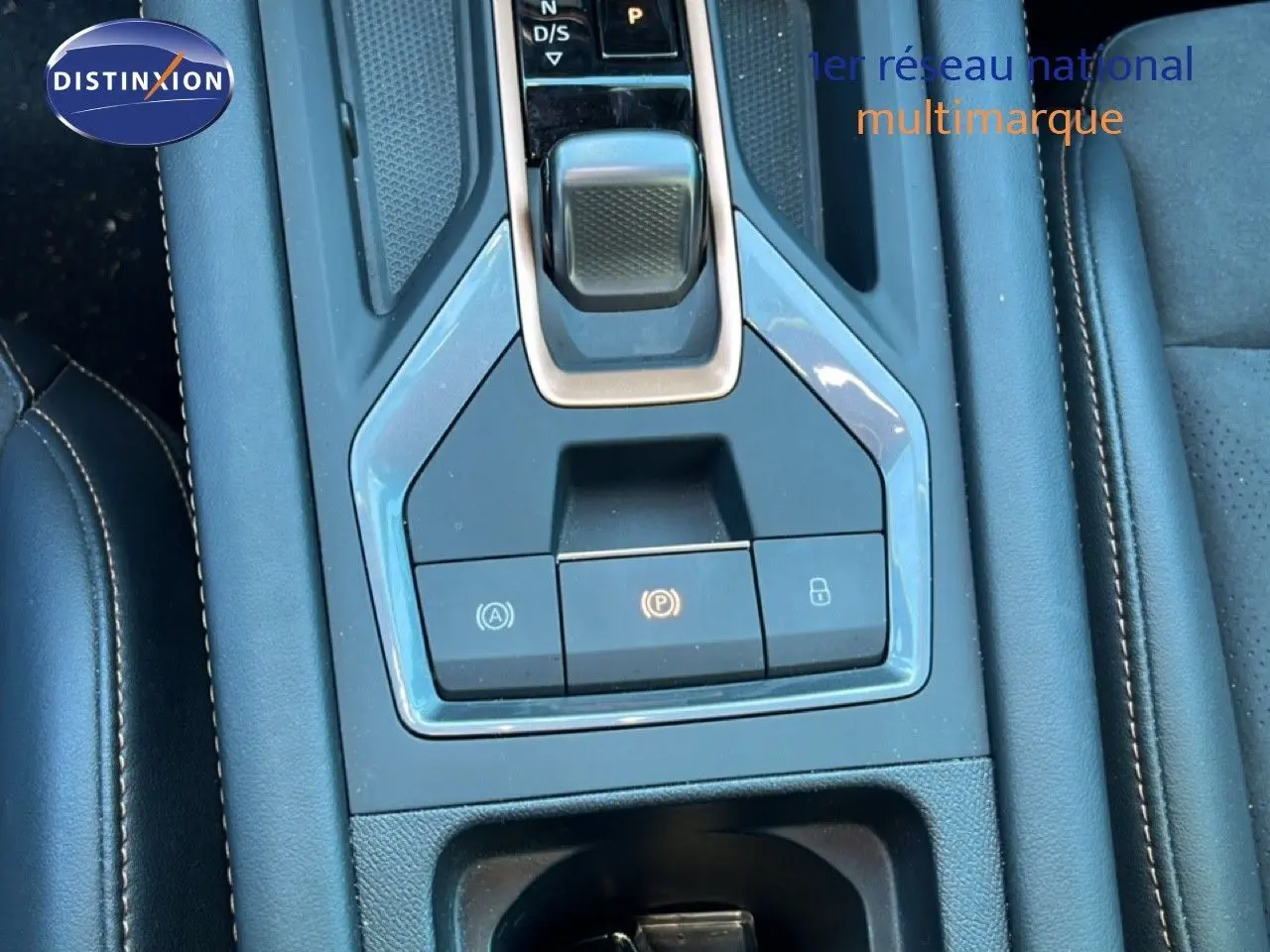 Vue rapprochée de la console centrale de la CUPRA Formentor gris magnétique, mettant en valeur le levier de vitesse automatique et les commandes.