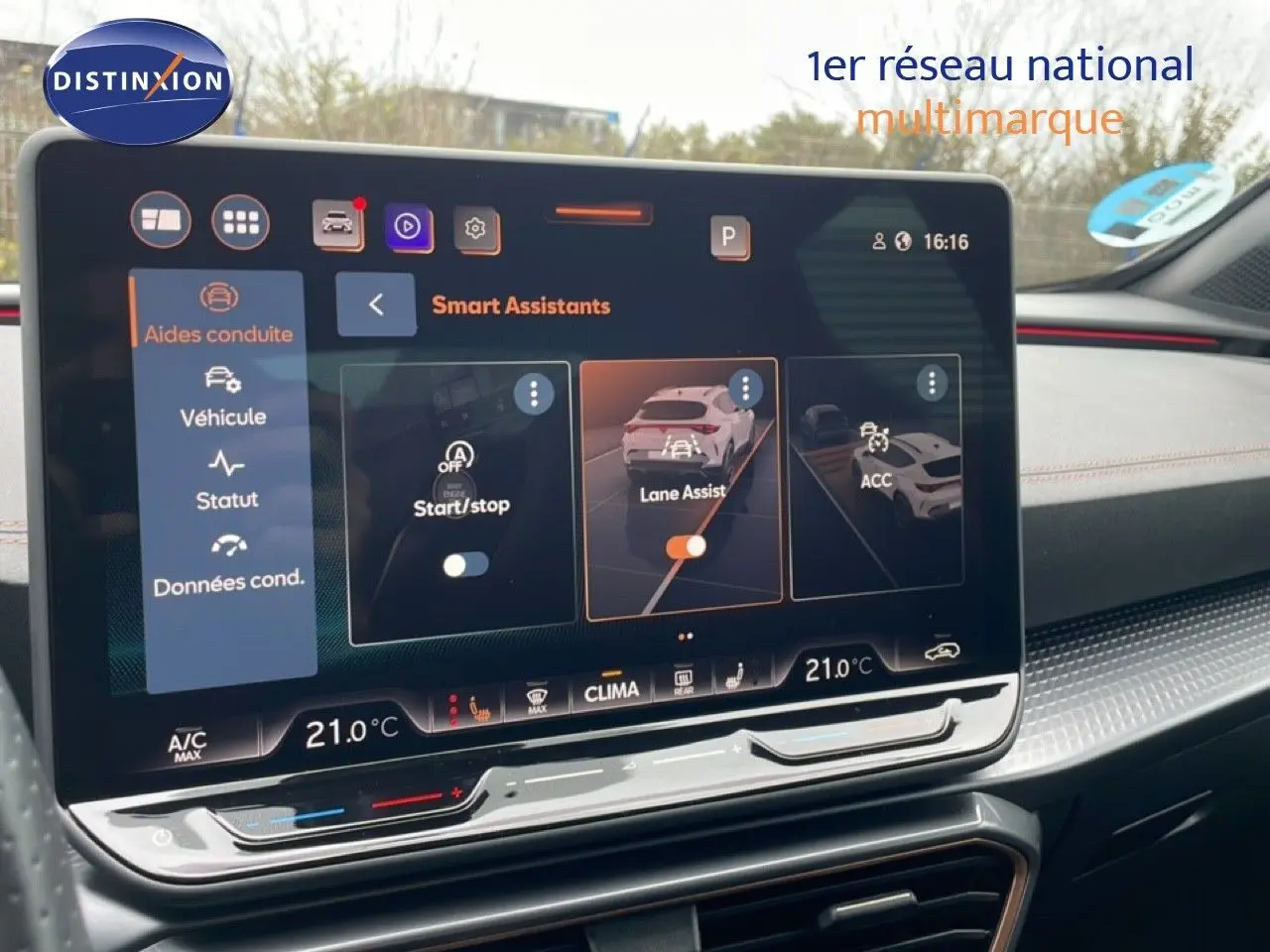 Écran tactile central du CUPRA Formentor 1.5 eTSI 2025 affichant les assistants de conduite, intérieur noir avec surpiqûres rouges.