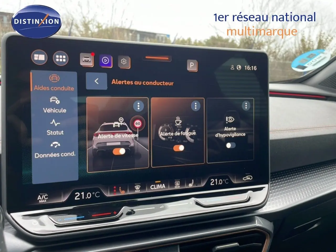 Écran tactile intérieur du CUPRA Formentor gris magnétique, affichant les alertes au conducteur en vue frontale.