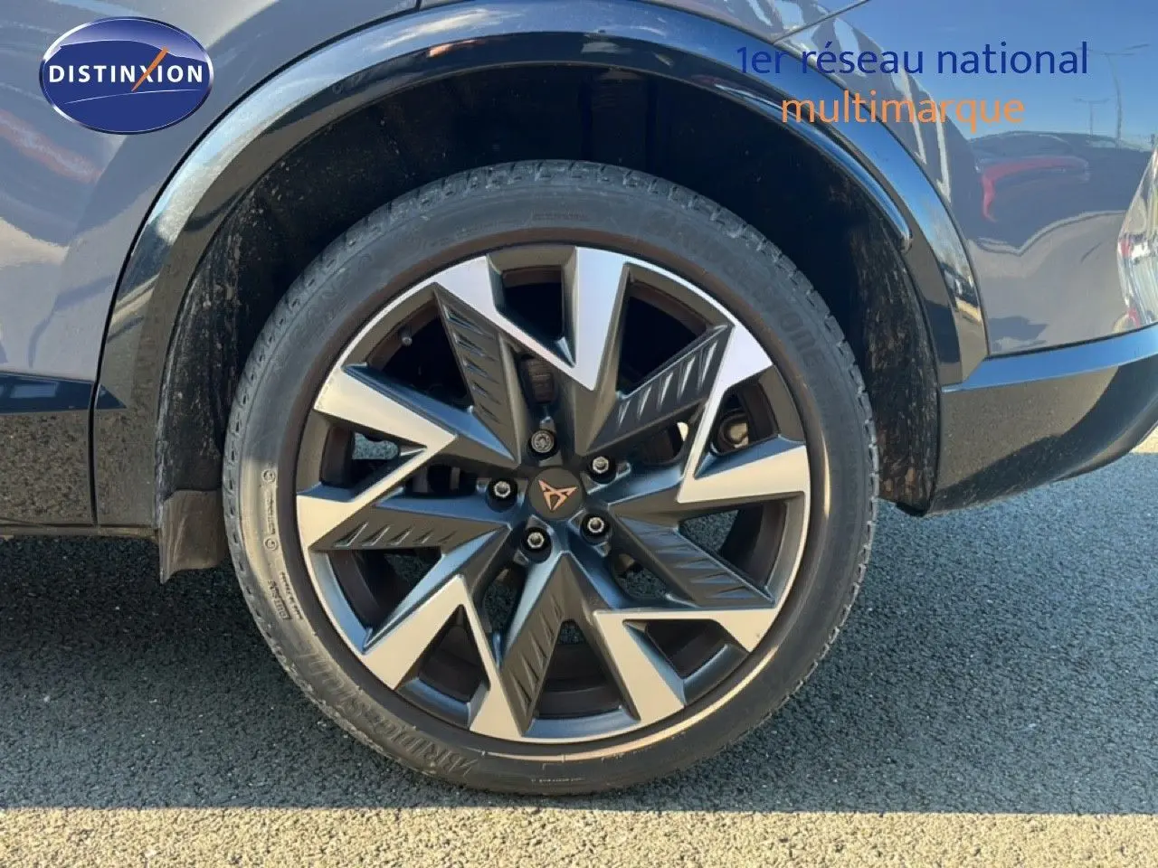 Gros plan sur la roue avant droite du CUPRA Formentor gris magnétique métal avec jante alliage bi-ton distinctive.