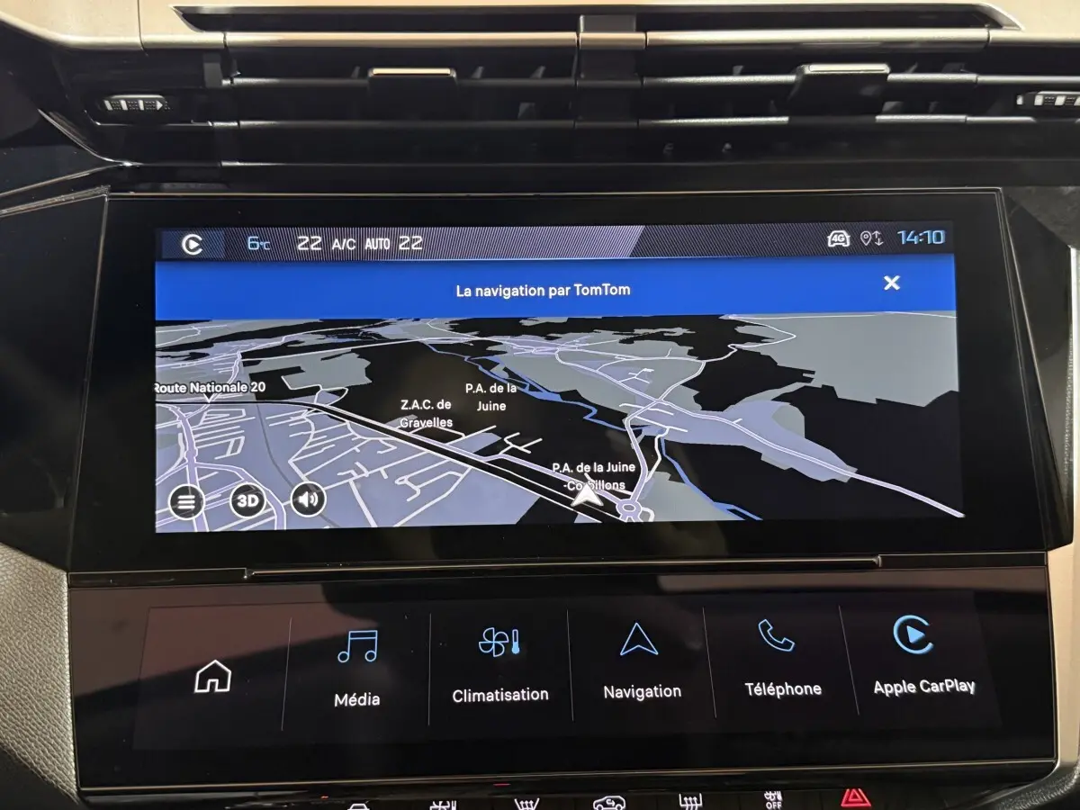 Écran tactile central de navigation affichant une carte, tableau de bord intérieur Peugeot 308 rouge 2025.