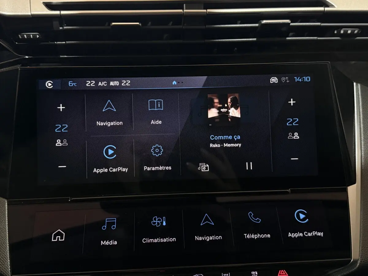 Écran tactile central de la Peugeot 308 2025 affichant la navigation et Apple CarPlay, vue intérieure frontale.