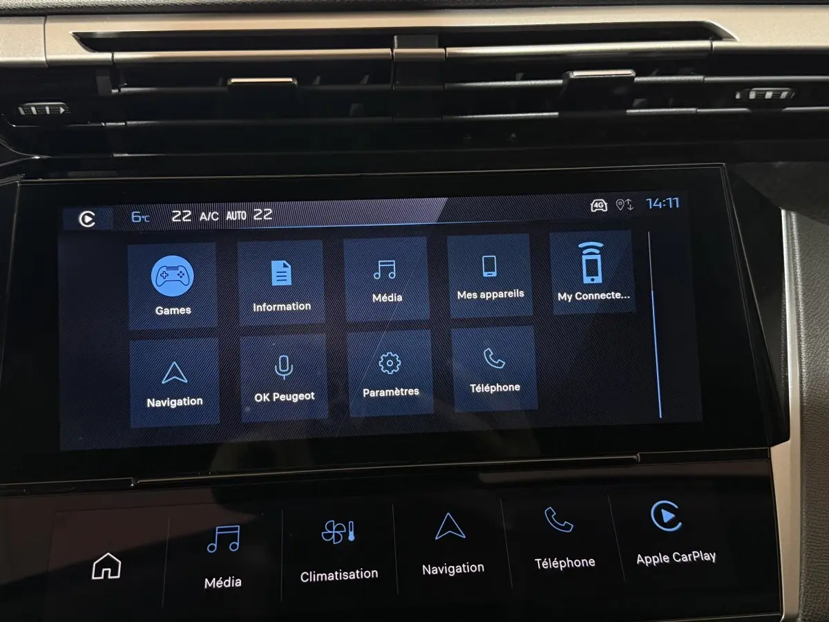 Écran tactile central de la Peugeot 308 2025 affichant les menus multimédia et navigation, vue intérieure rapprochée.