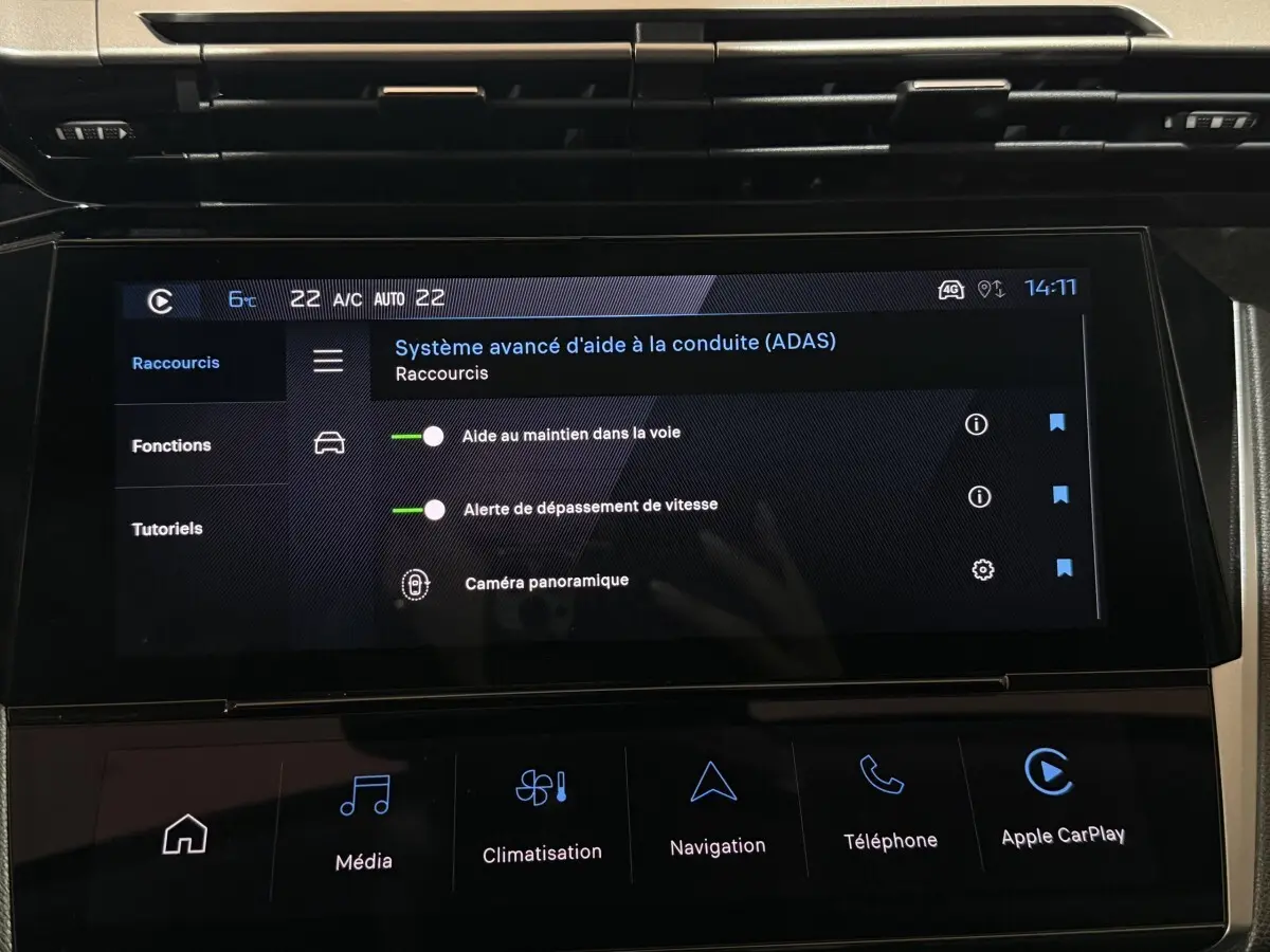 Écran tactile central de la Peugeot 308 rouge 2025 affichant les aides à la conduite avancées.