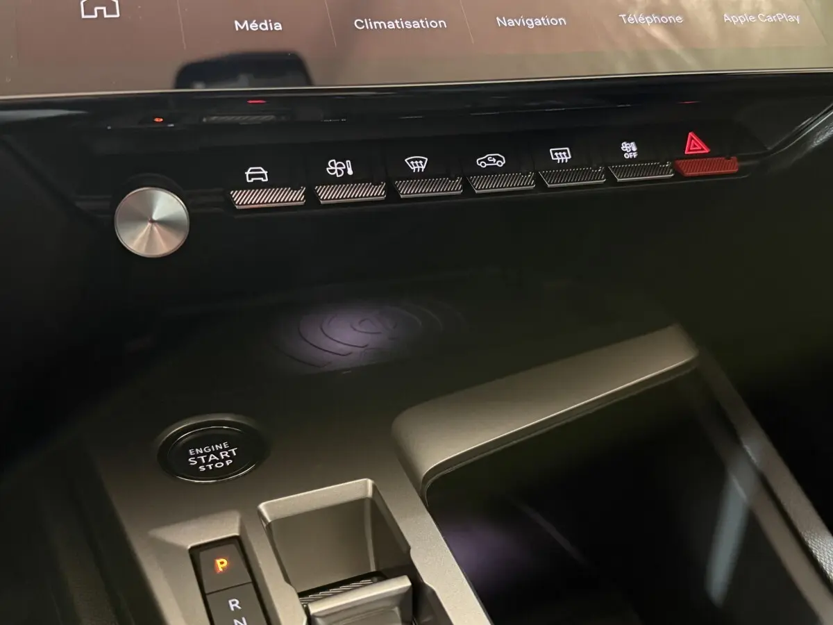 Gros plan intérieur sur la console centrale de la Peugeot 308 2025, avec bouton start/stop et commandes tactiles.
