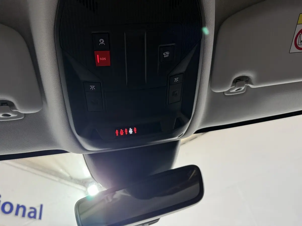 Vue intérieure du plafond avant de la Peugeot 308 avec commandes SOS et éclairage, rétroviseur central visible.