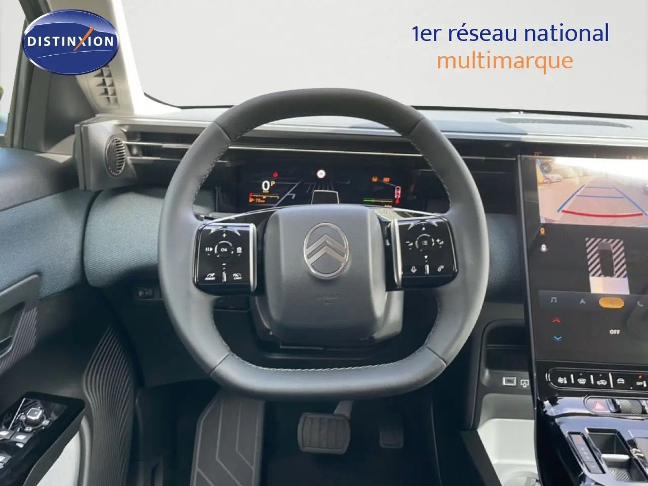 Vue intérieure centrée sur le volant du Citroën C5 Aircross Hybrid avec écran tactile et affichage numérique.