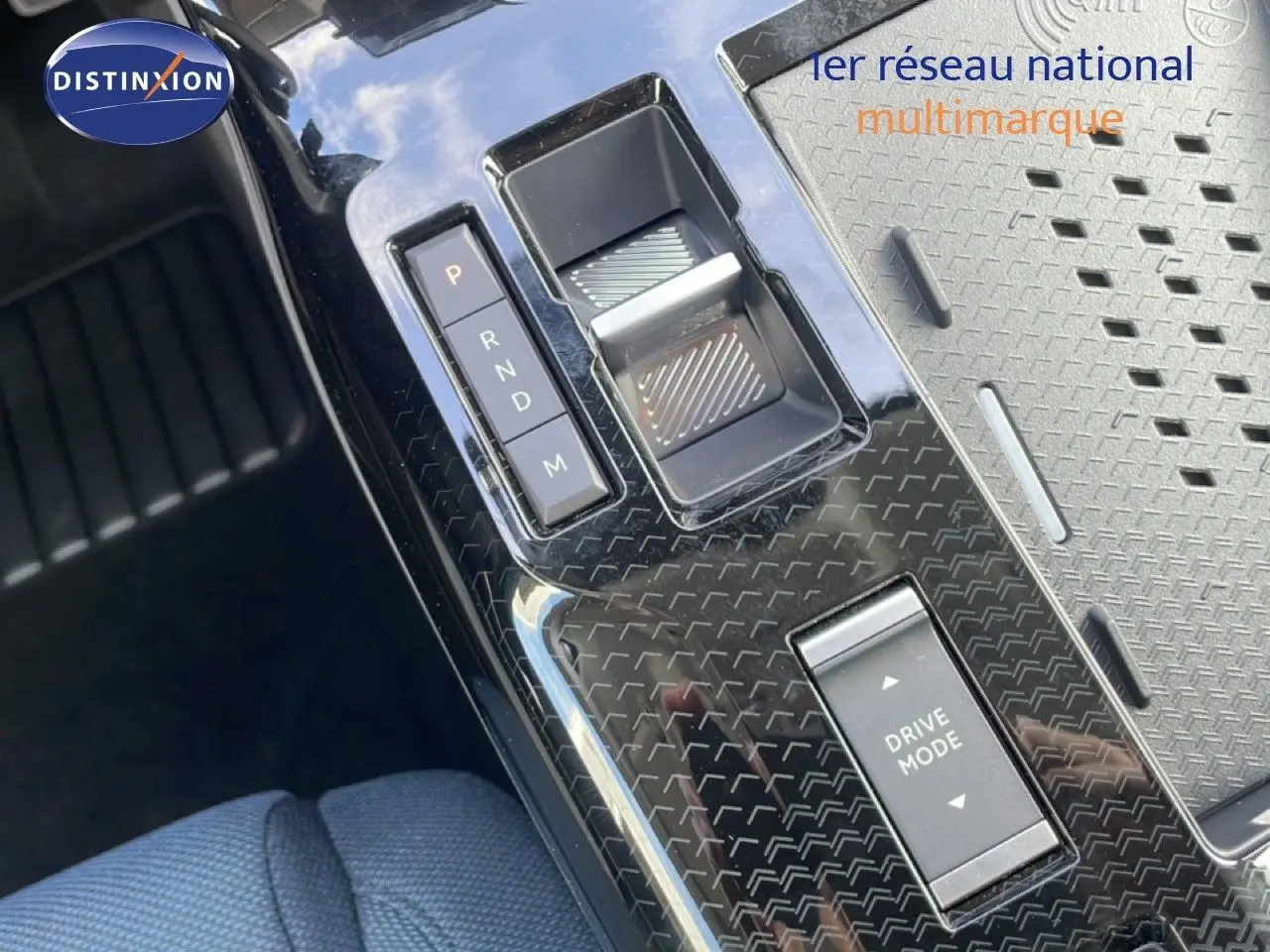 Gros plan sur la console centrale noire brillante du Citroën C5 Aircross Hybrid avec sélecteur de vitesses et bouton Drive Mode.