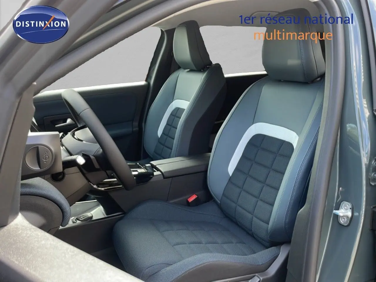 Vue intérieure côté conducteur du Citroën C5 Aircross Hybrid 145ch avec sièges tissu et cuir gris et bleu.