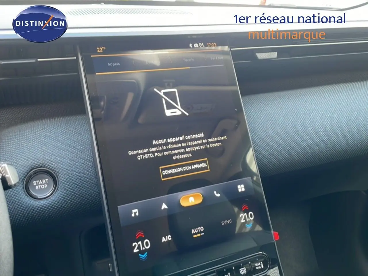 Intérieur du Citroën C5 Aircross Hybrid vert Astoria, vue sur l'écran tactile central et bouton Start/Stop.